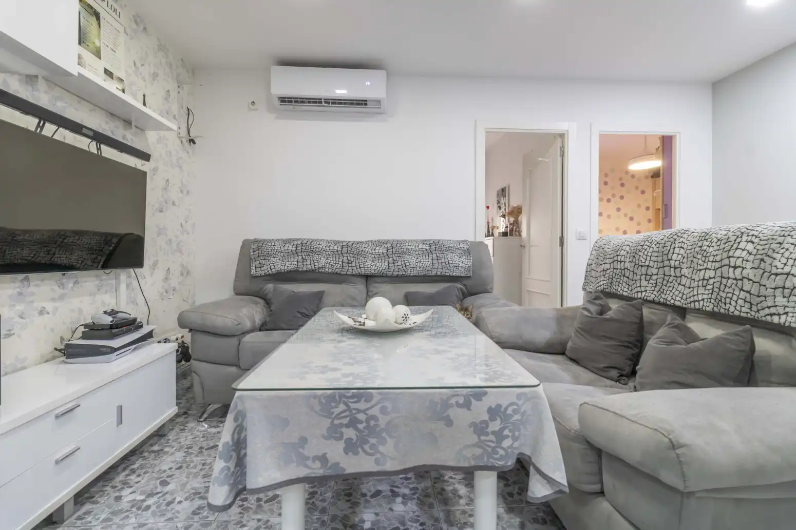 Living room of Flat for sale in Sevilla  with Air Conditioner, Storage room and Balcony