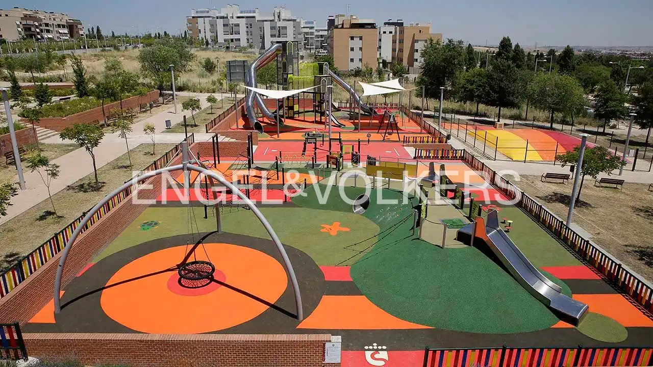 Terrassa de Casa adosada en venda en San Sebastián de los Reyes amb Aire condicionat, Calefacció i Jardí privat
