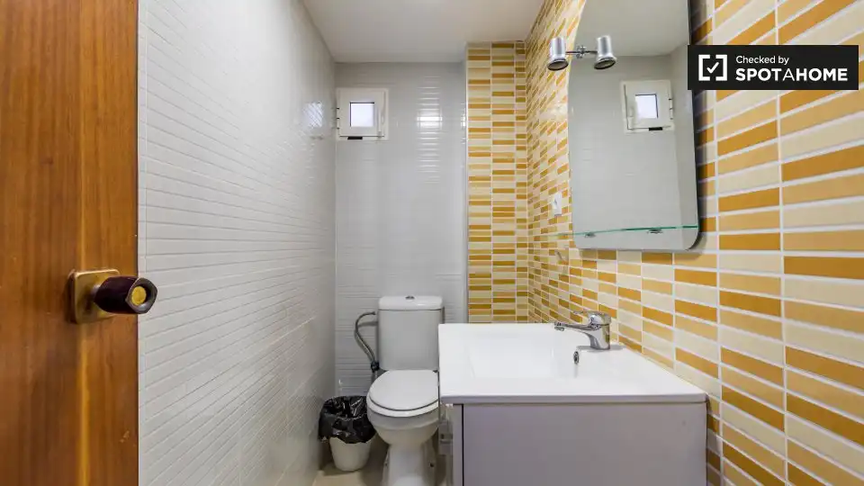 Baño de Piso de alquiler en Valencia con Aire acondicionado, Calefacción y Amueblado