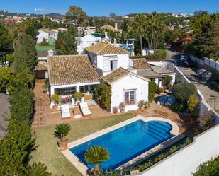 Vista exterior de Casa o xalet en venda en Marbella amb Aire condicionat, Terrassa i Piscina