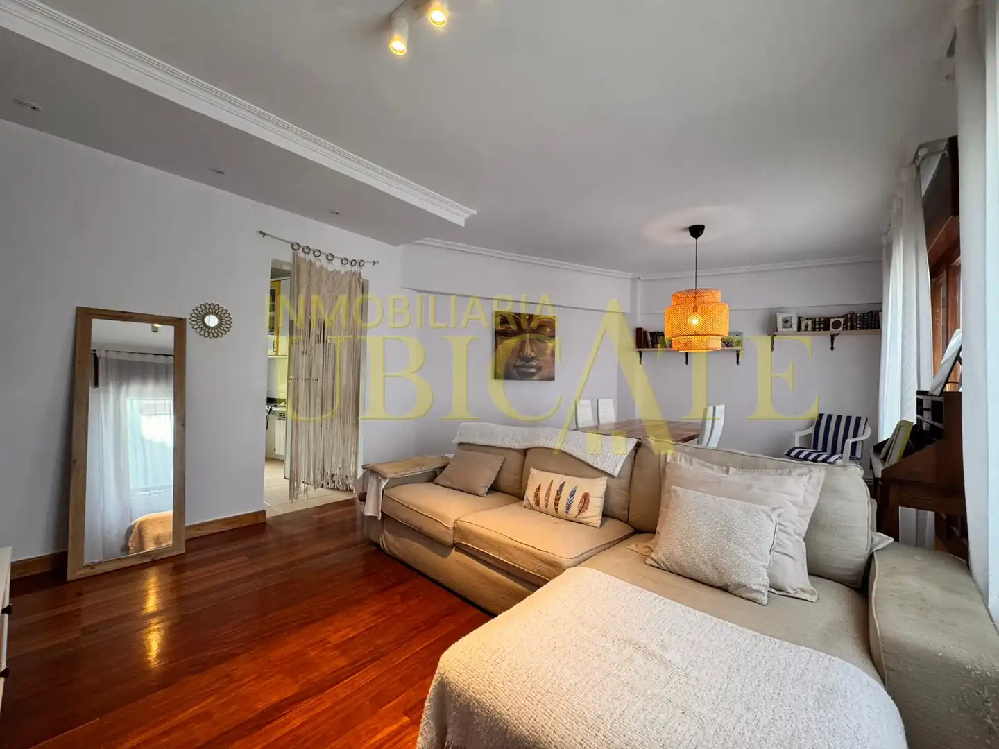 Sala de estar de Piso en venta en Castro-Urdiales con Calefacción, Terraza y Amueblado