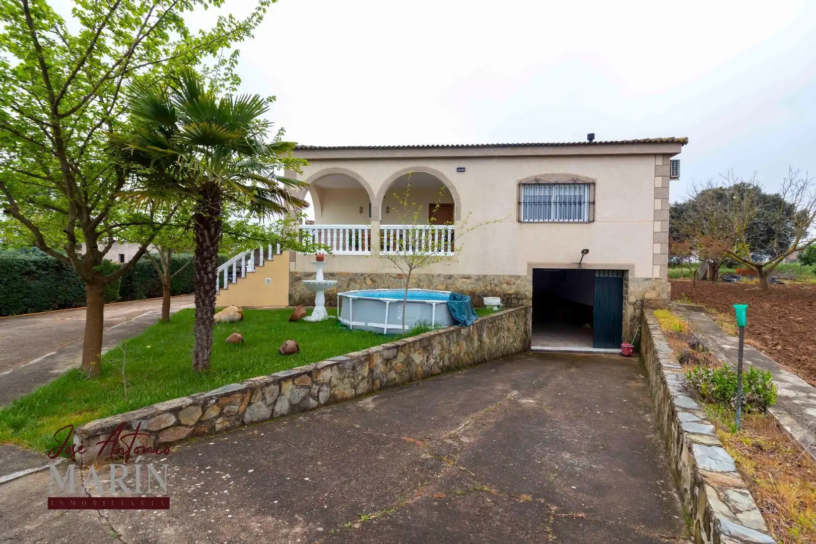 Vista exterior de Casa o xalet en venda en Badajoz amb Terrassa, Traster i Moblat