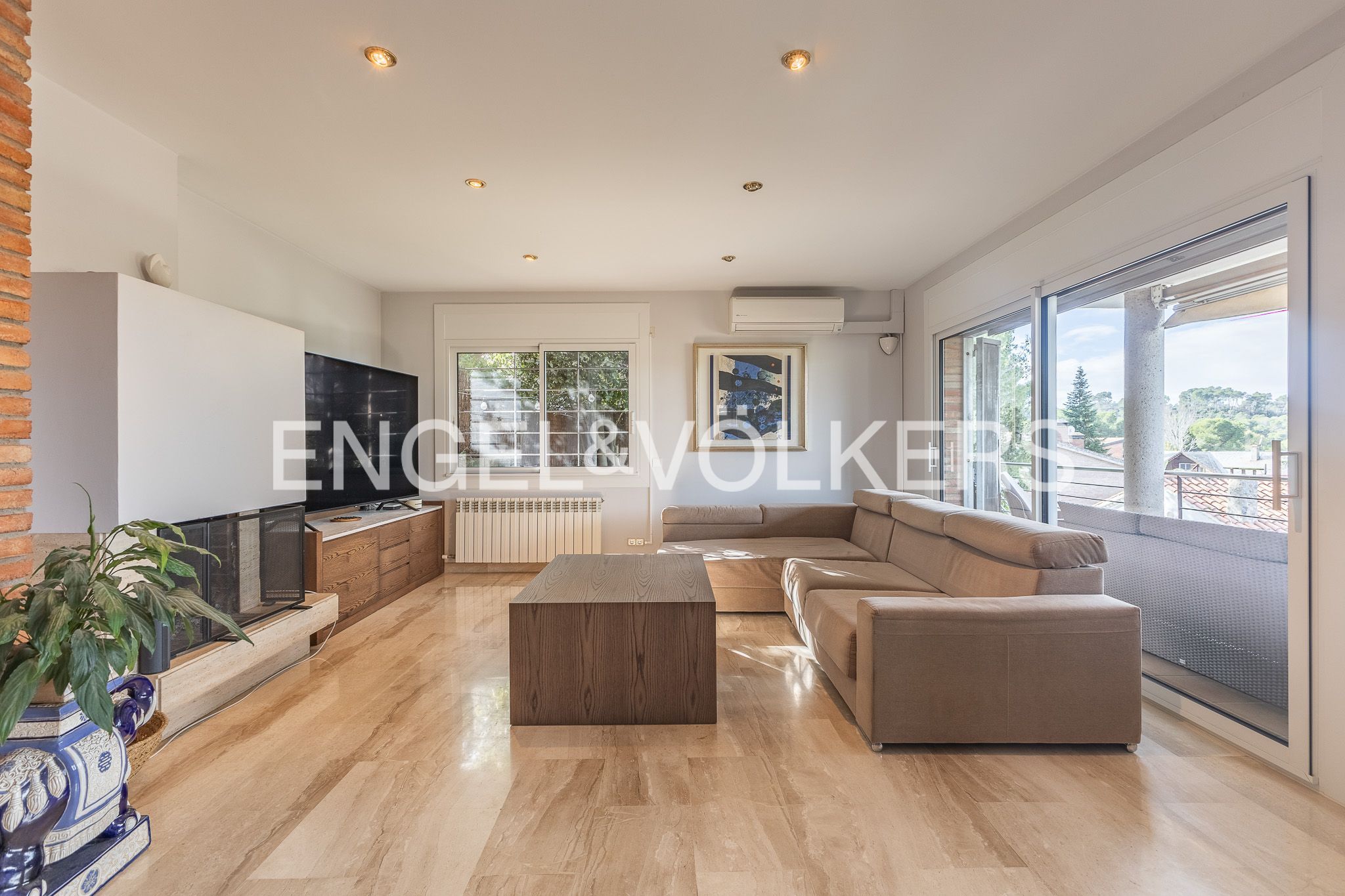 Sala d'estar de Casa o xalet en venda en Sant Cugat del Vallès amb Aire condicionat, Calefacció i Jardí privat