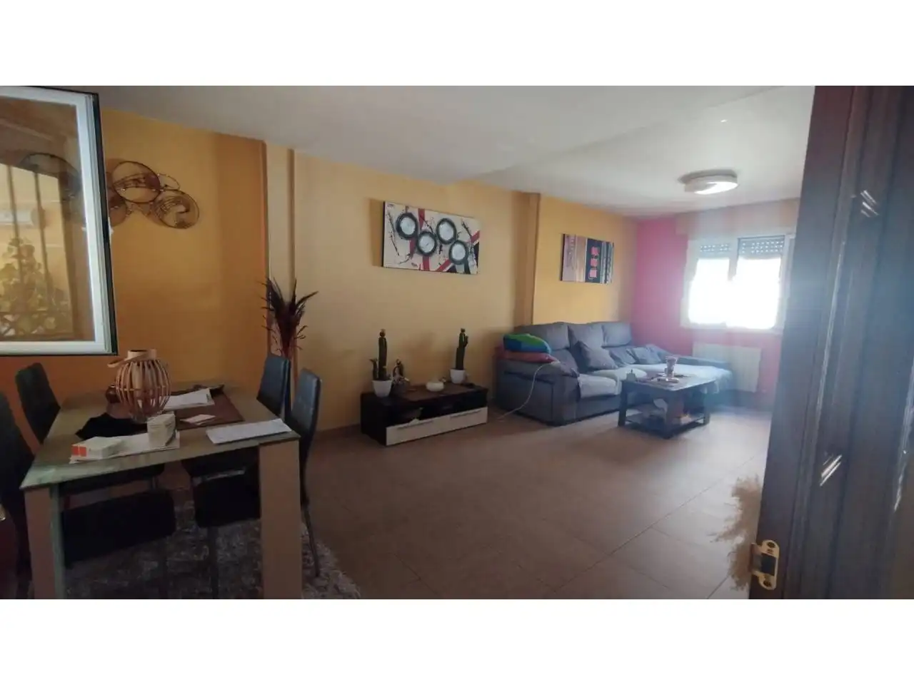 Wohnzimmer von Einfamilien-Reihenhaus zum Verkauf in Ocaña mit Heizung, Privatgarten und Möbliert