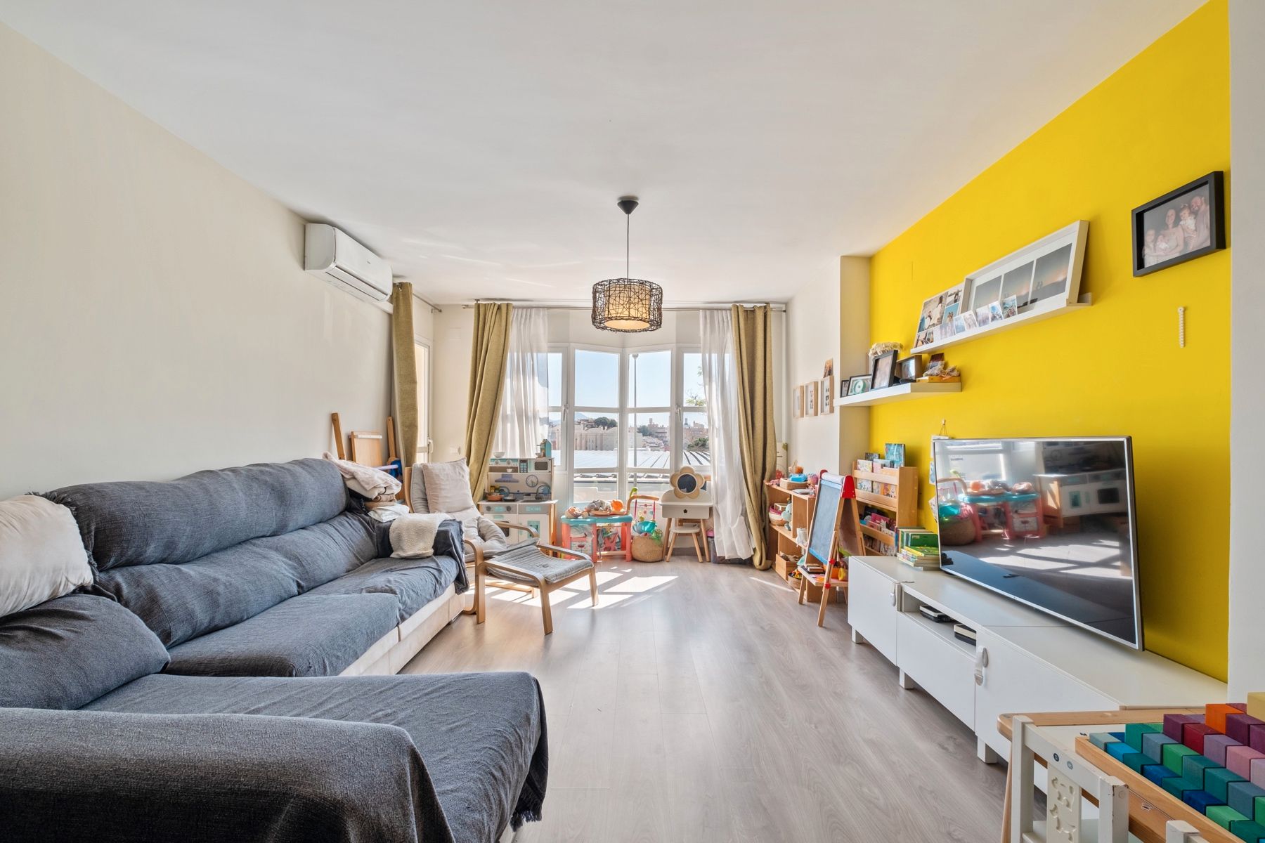 Living room of Flat for sale in Málaga Capital  with Air Conditioner, Parquet flooring and Terrace