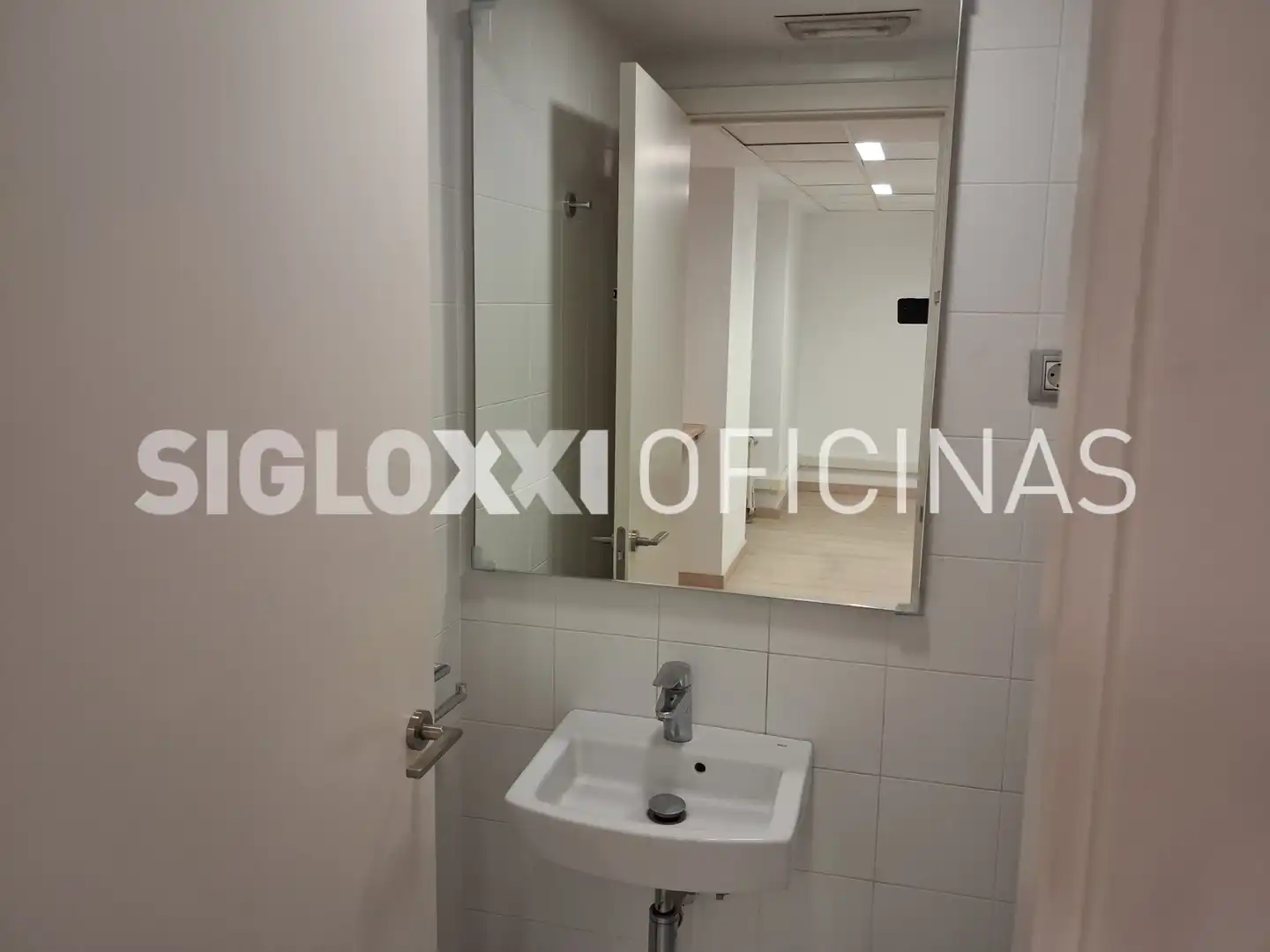 Baño de Oficina de alquiler en Barcelona con Aire acondicionado y Calefacción