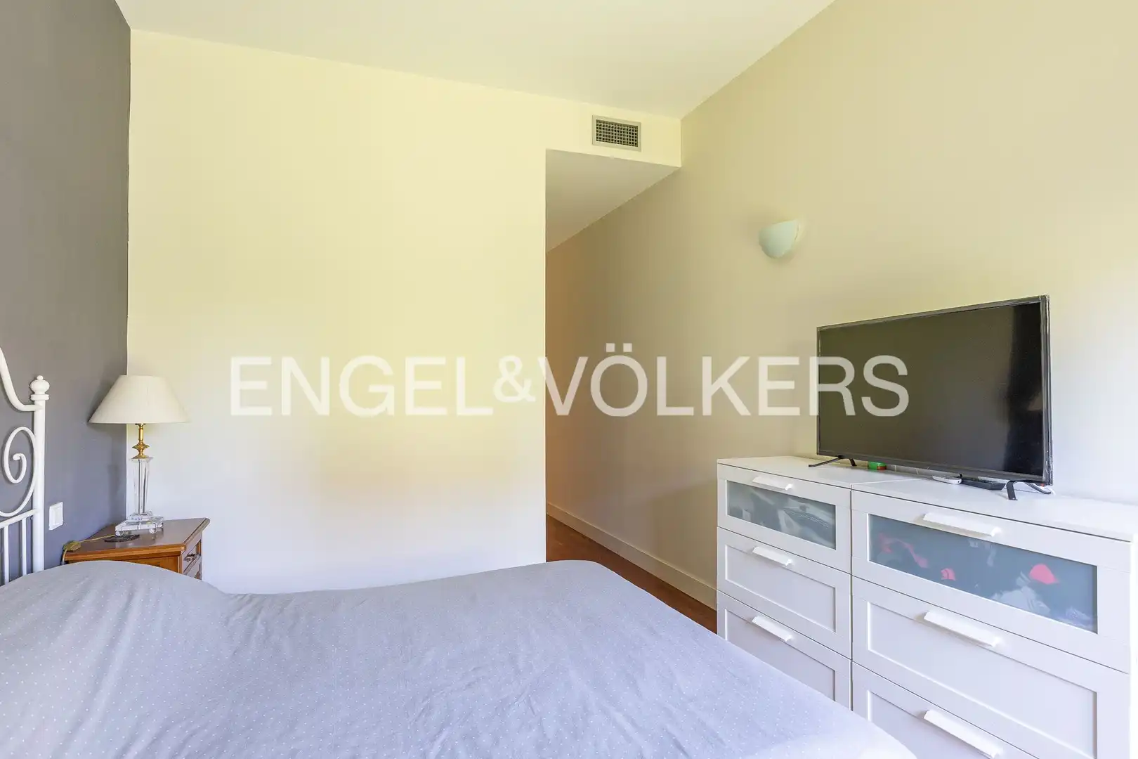 Habitación de Apartamento en venta en Madrid con Aire acondicionado, Calefacción y Jardín privado