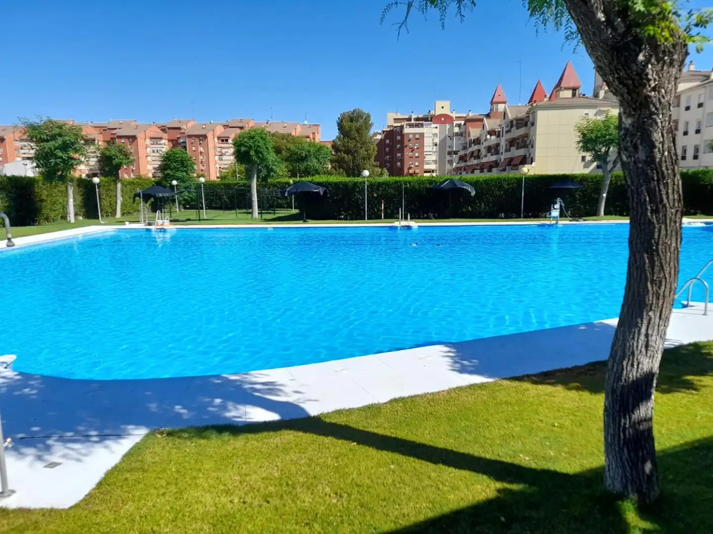 Piscina de Pis en venda en Sevilla amb Aire condicionat i Terrassa