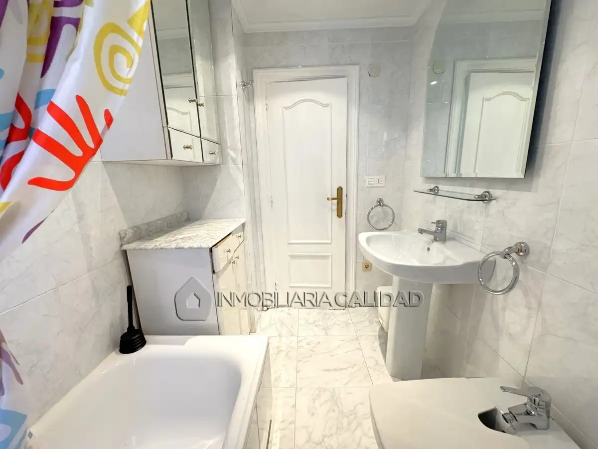 Baño de Piso de alquiler en Burgos con Calefacción, Terraza y Amueblado