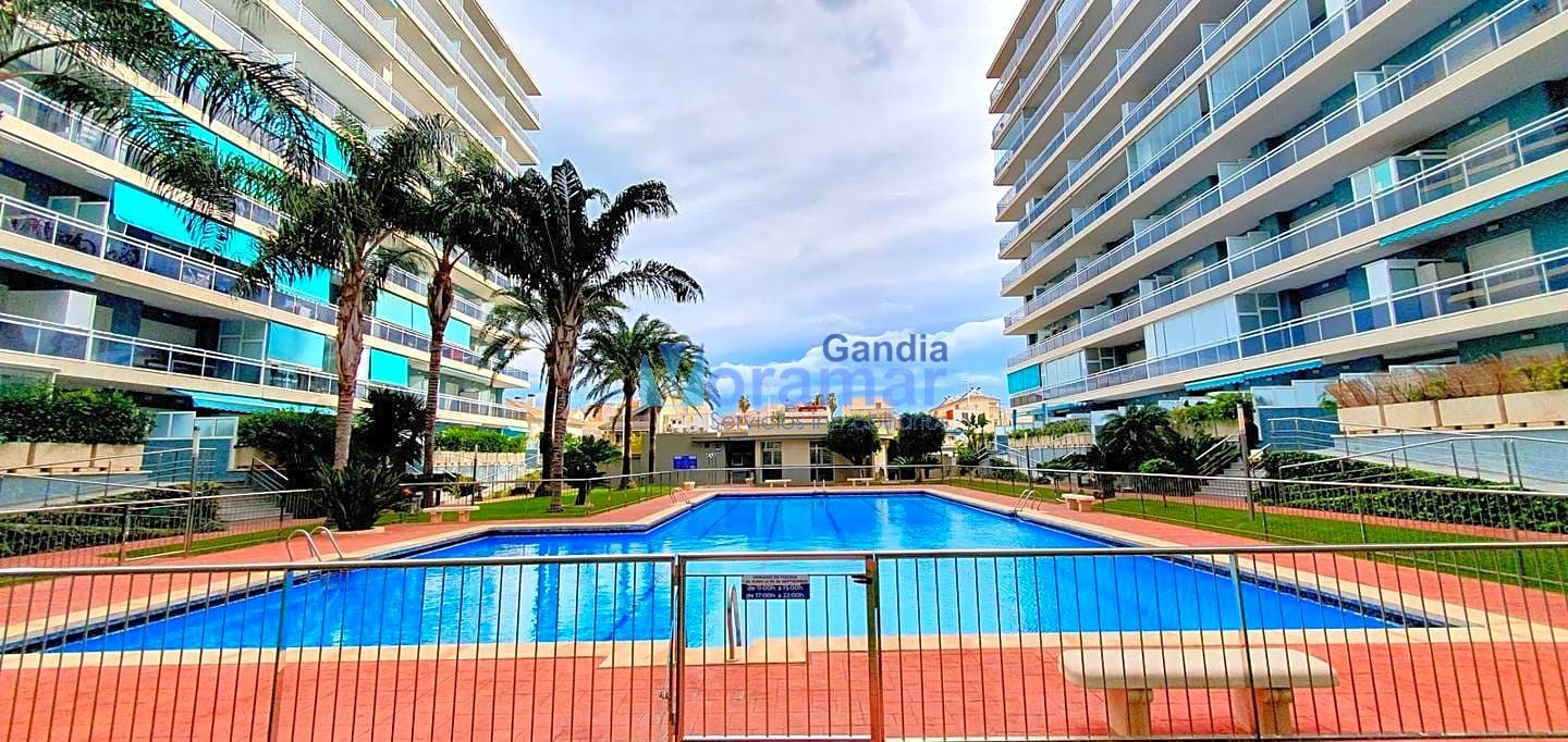 Piscina de Apartament de lloguer en Gandia amb Aire condicionat, Terrassa i Moblat