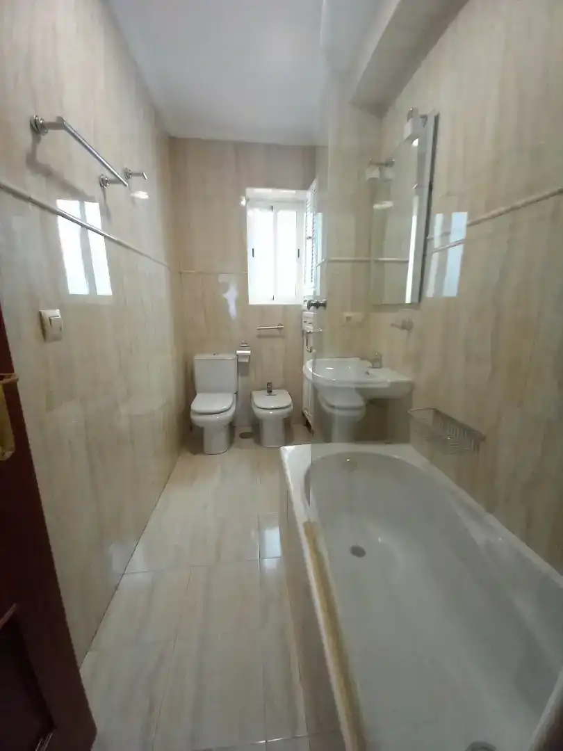 Bathroom of Flat for sale in  Sevilla Capital  with Air Conditioner and Balcony