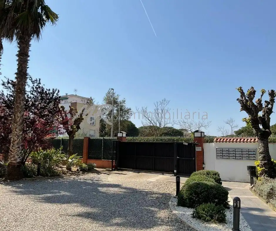 Vista exterior de Àtic en venda en Gavà amb Aire condicionat, Calefacció i Jardí privat