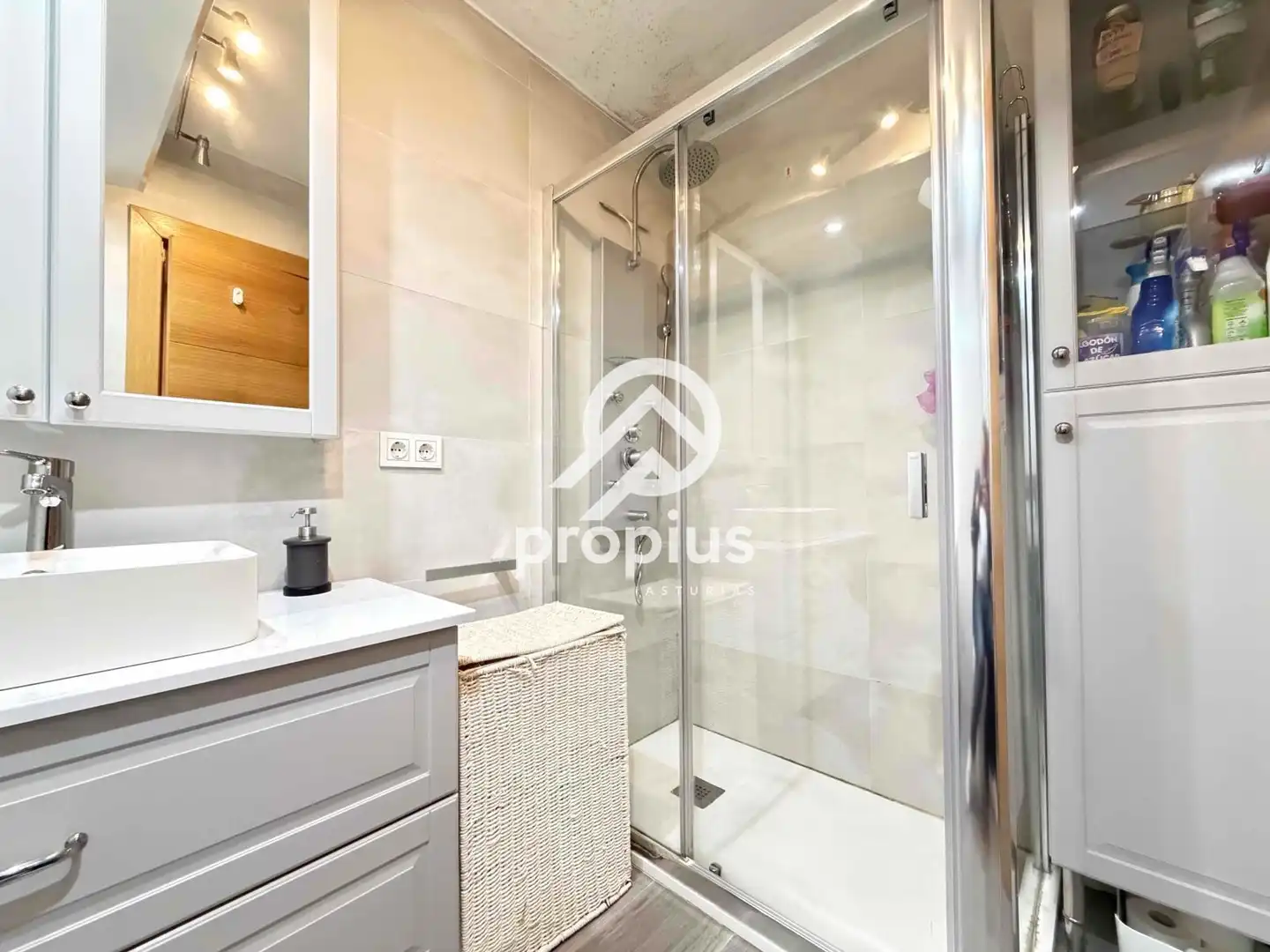 Badezimmer von Wohnung zum Verkauf in Oviedo  mit Heizung, Abstellraum und Möbliert