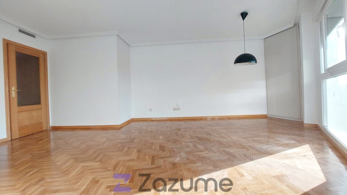 Living room of Flat for rent in  Madrid Capital  with Air Conditioner, Heating and Parquet flooring