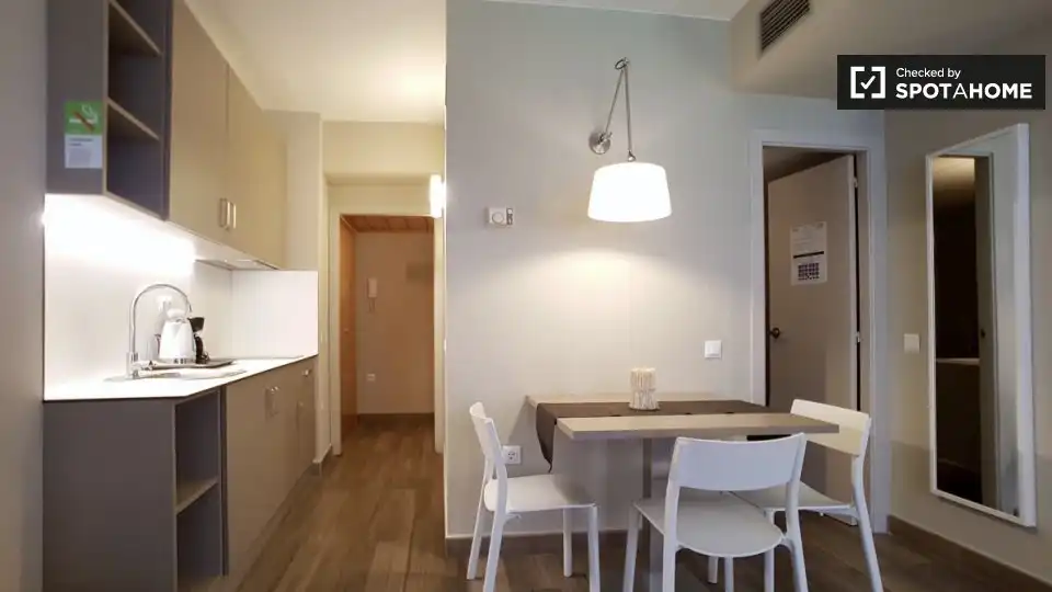 Comedor de Estudio para compartir en Barcelona con Aire acondicionado y Terraza