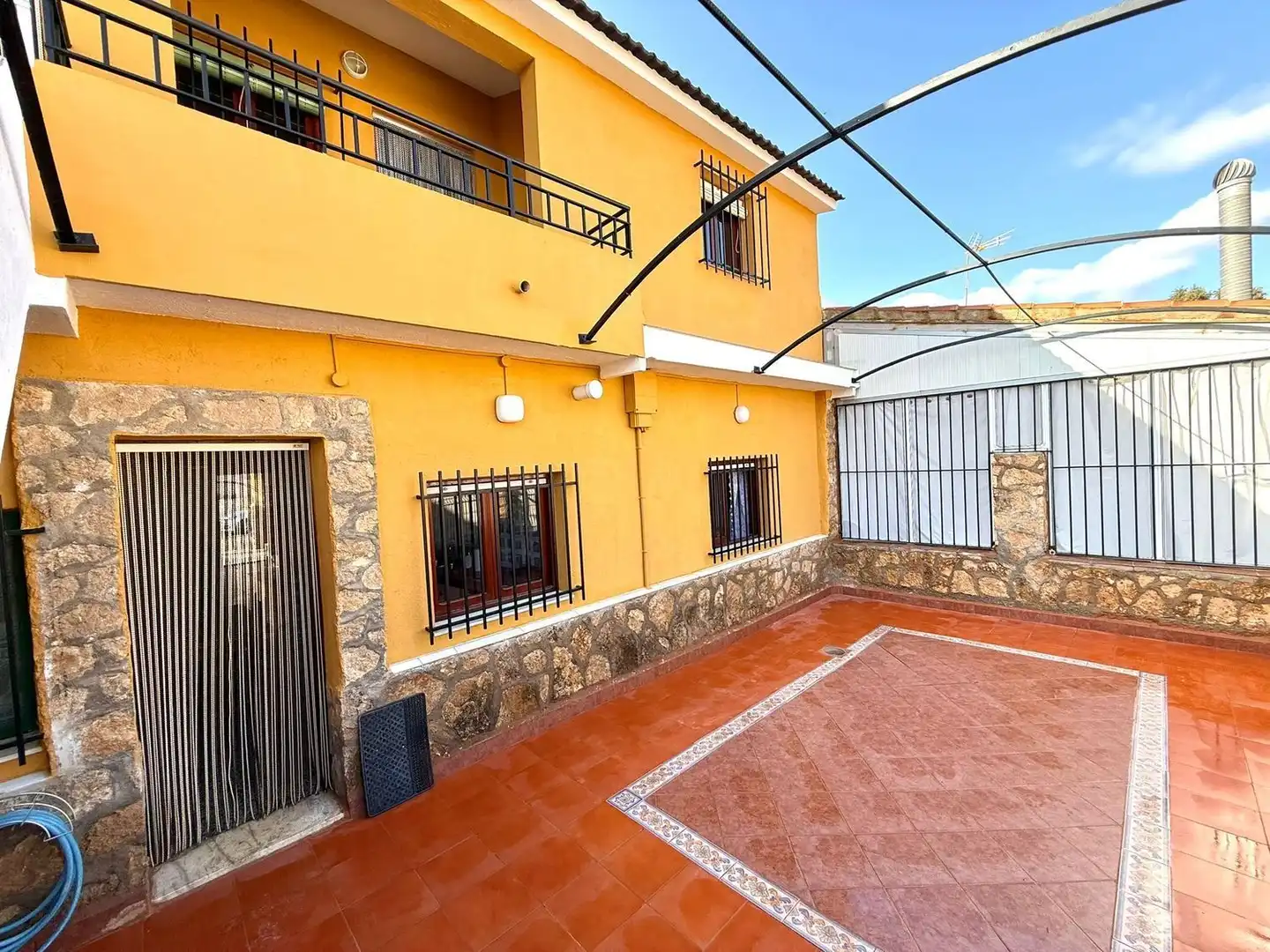 Außenansicht von Einfamilien-Reihenhaus zum Verkauf in Pulpí mit Heizung, Terrasse und Abstellraum