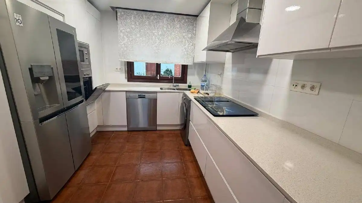 Cuina de Casa o xalet en venda en Castro-Urdiales amb Calefacció, Jardí privat i Terrassa