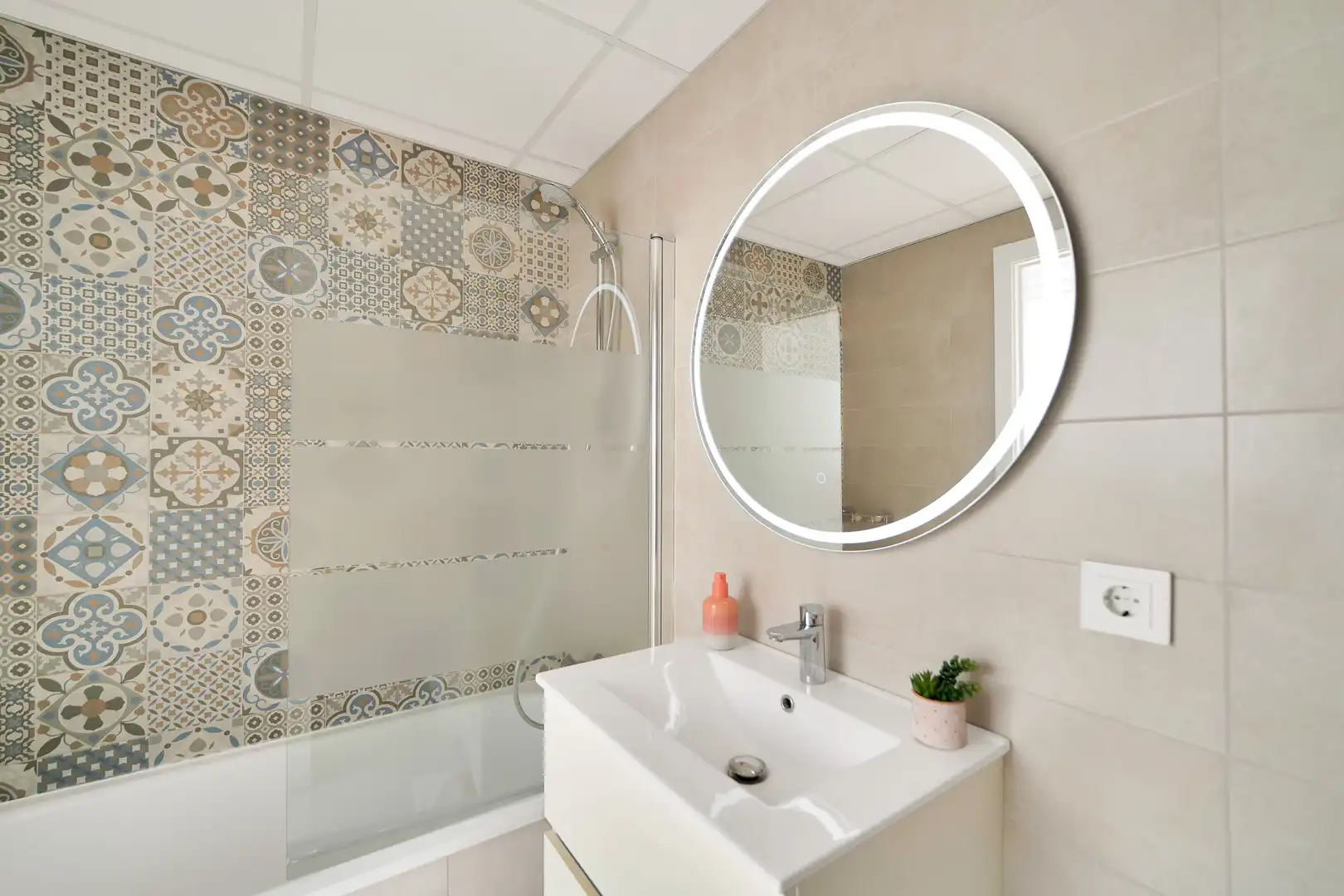 Bathroom of Attic for sale in Estepona  with Air Conditioner, Terrace and Storage room