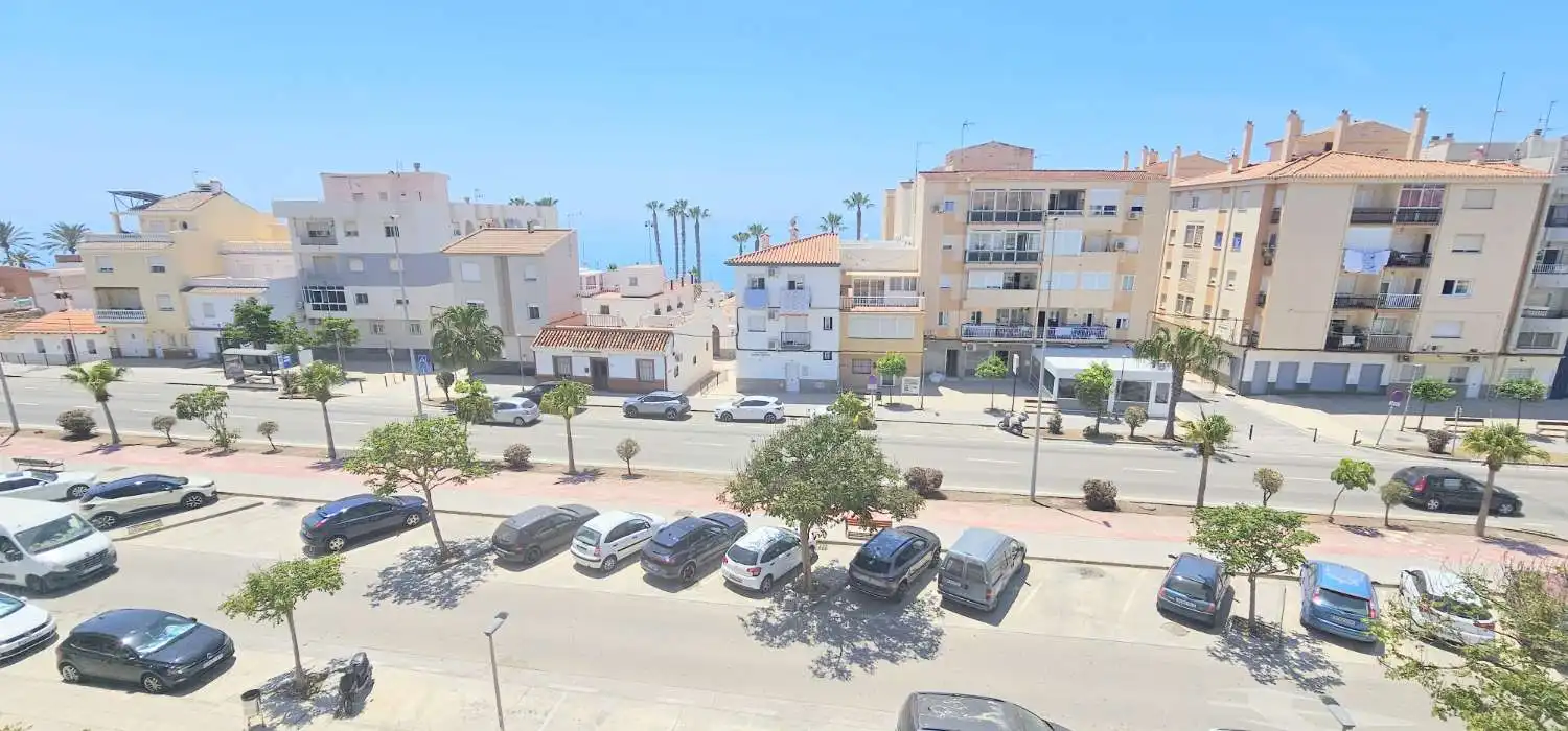 Außenansicht von Wohnungen zum Verkauf in Algarrobo mit Terrasse, Schwimmbad und Möbliert