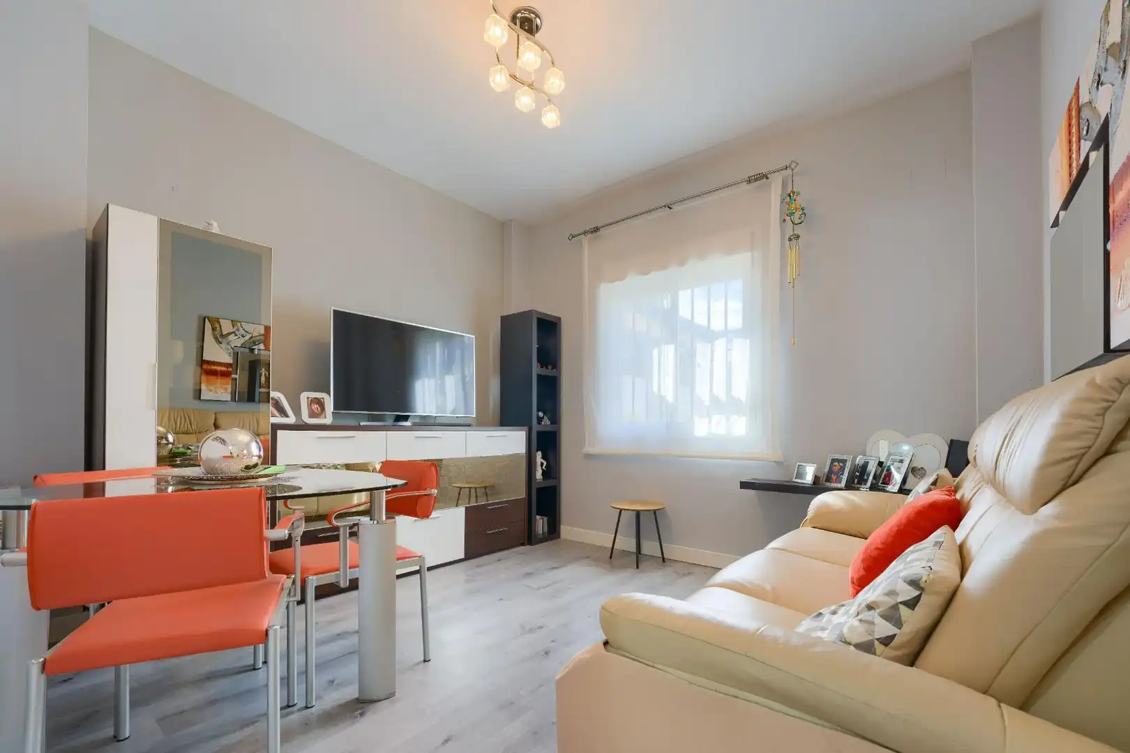 Wohnzimmer von Einfamilien-Reihenhaus zum Verkauf in Espartinas mit Klimaanlage, Heizung und Parkett