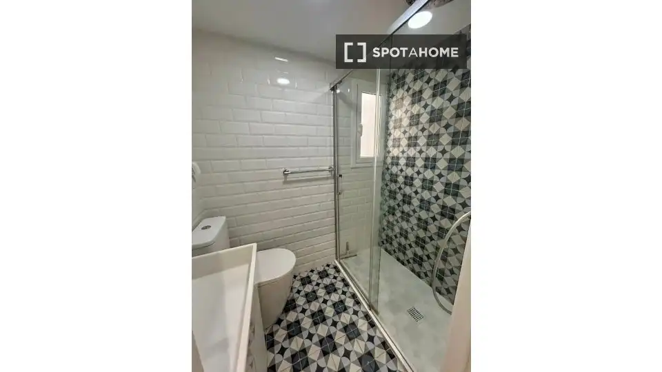 Baño de Piso de alquiler en Barcelona con Aire acondicionado, Calefacción y Amueblado