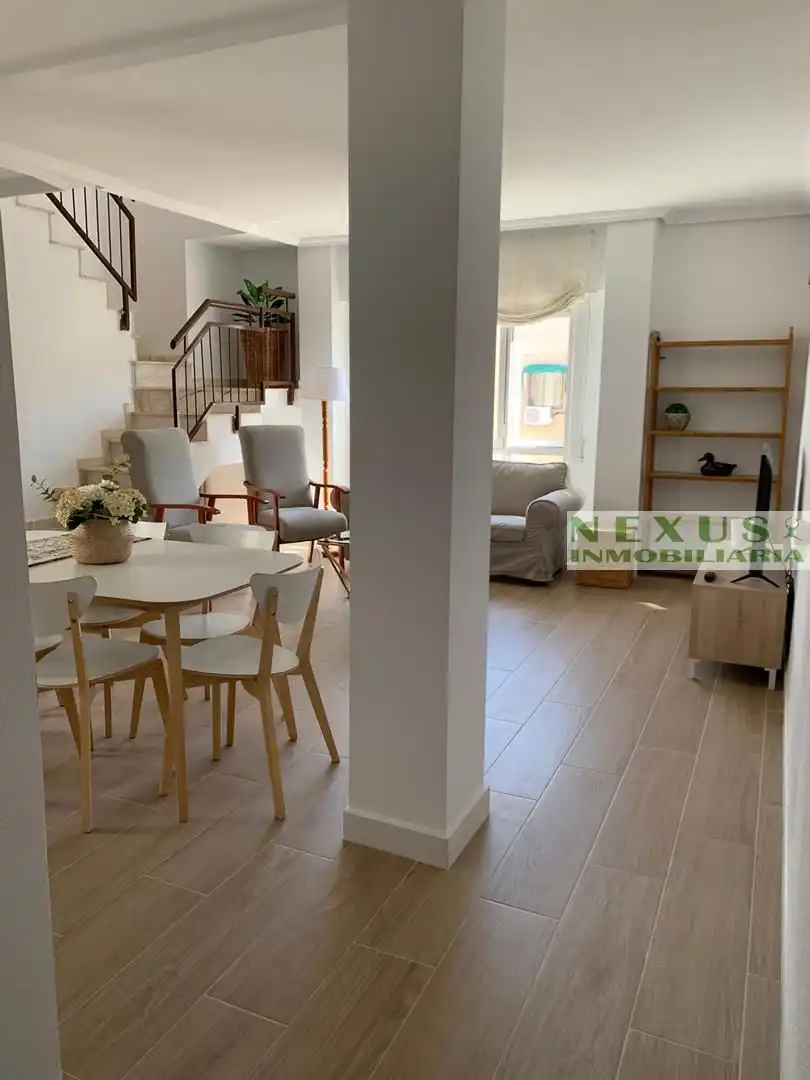 Esszimmer von Dachboden zur Miete in Cáceres mit Klimaanlage, Heizung und Möbliert