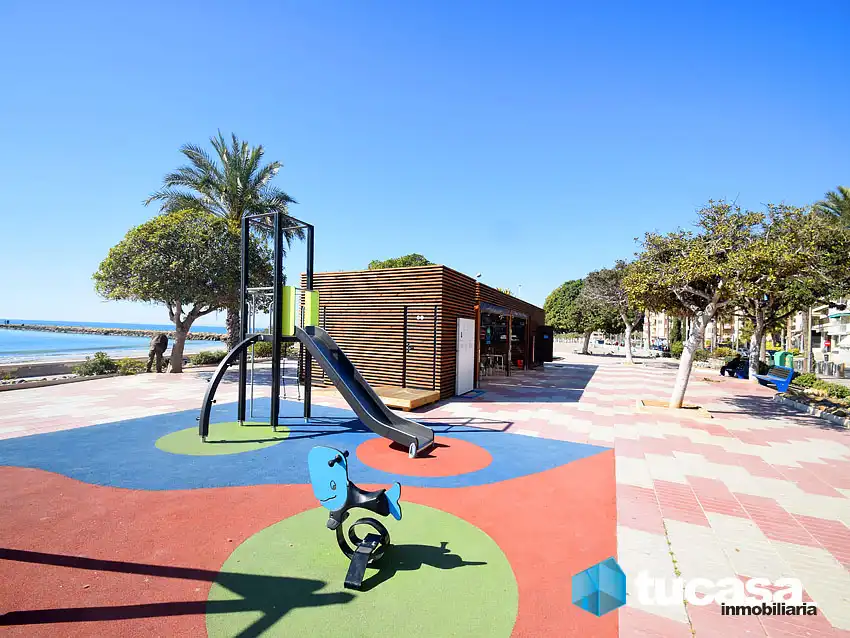 Vista exterior de Pis en venda en Santa Pola amb Terrassa i Balcó