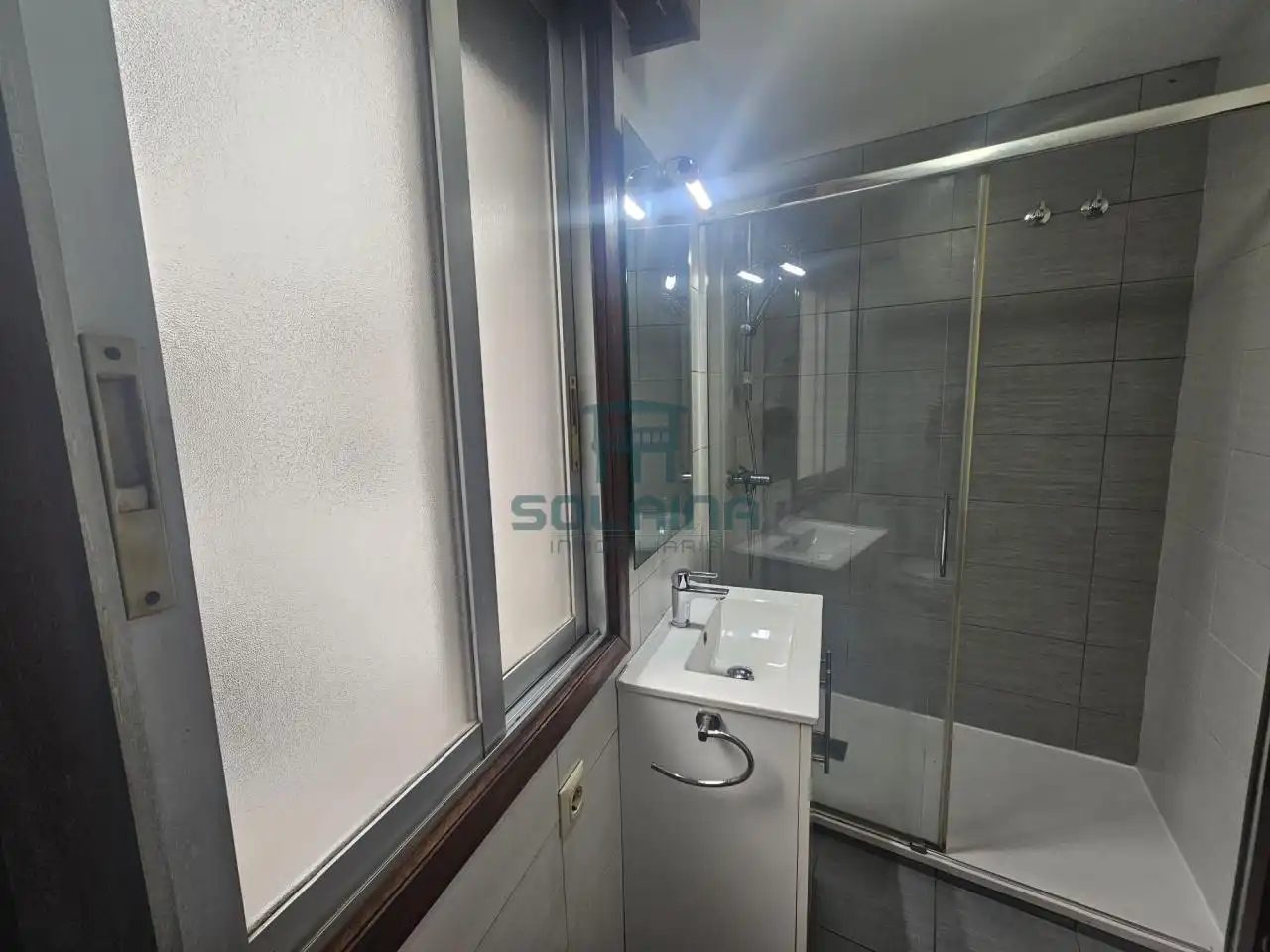 Badezimmer von Wohnung zur Miete in Ourense Capital  mit Heizung, Parkett und Abstellraum