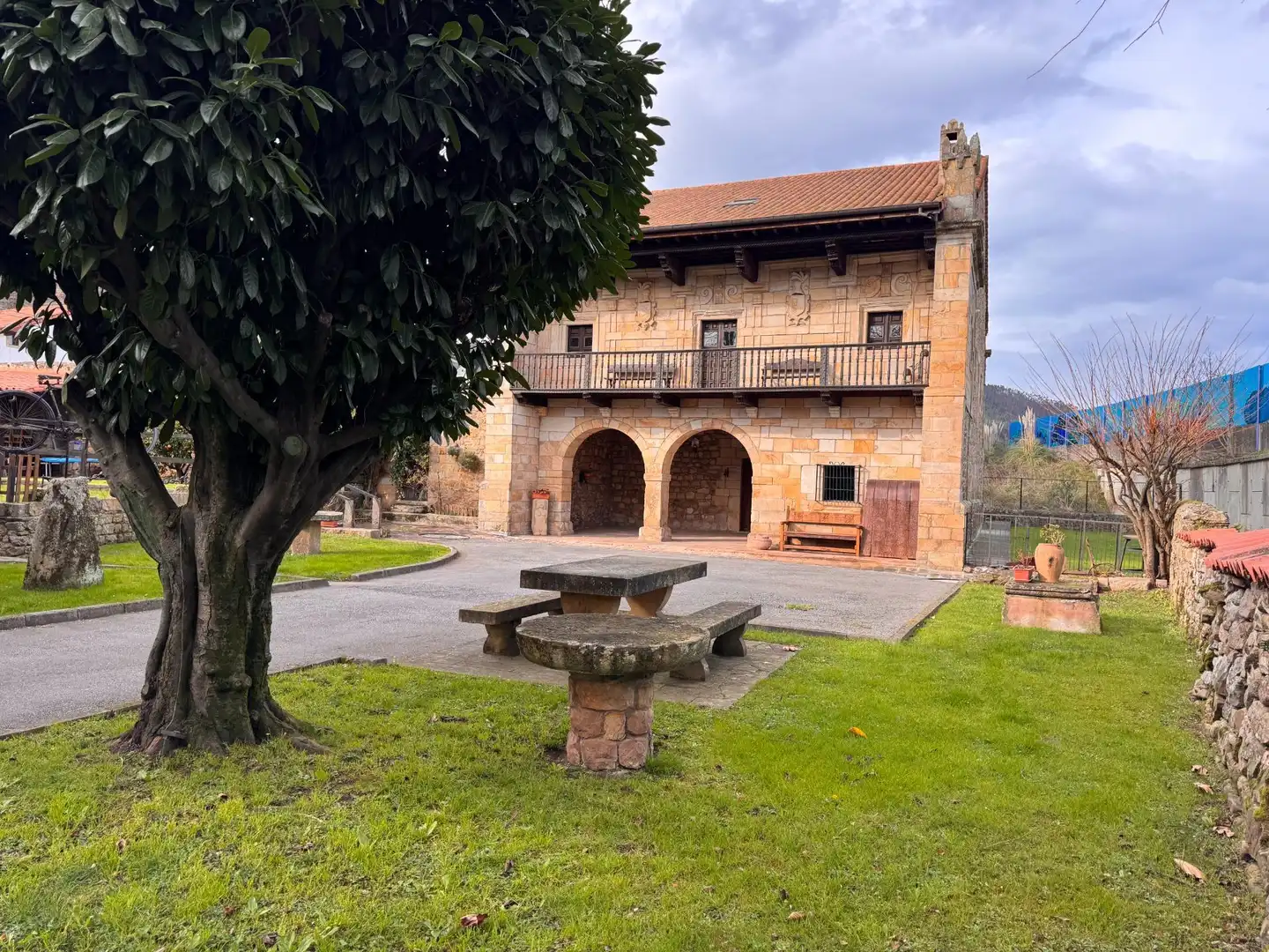 Vista exterior de Casa o chalet en venta en Los Corrales de Buelna  con Calefacción, Jardín privado y Terraza