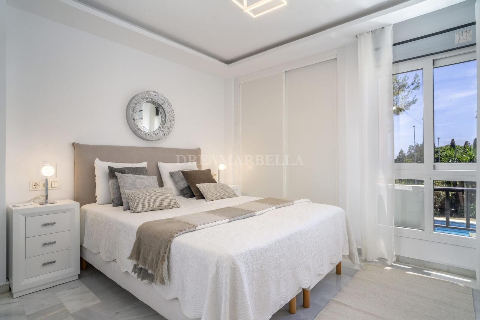 Dormitori de Apartament en venda en Marbella amb Aire condicionat, Terrassa i Piscina