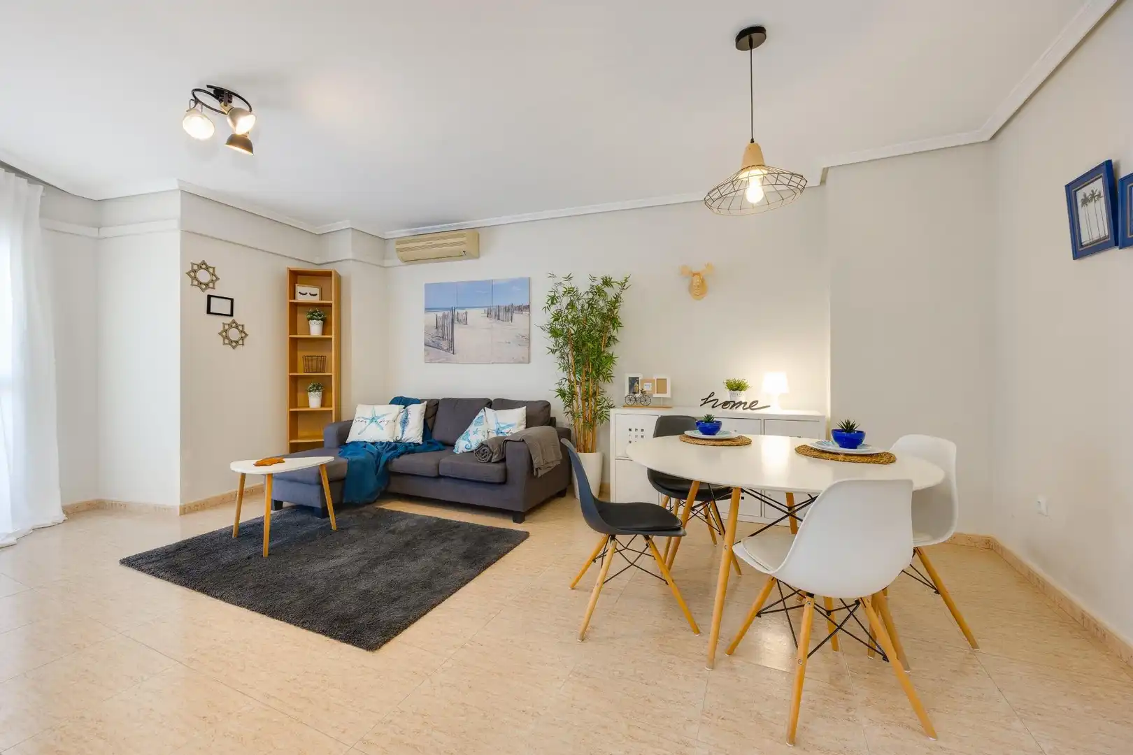 Sala d'estar de Apartament en venda en Torrevieja amb Aire condicionat, Terrassa i Moblat