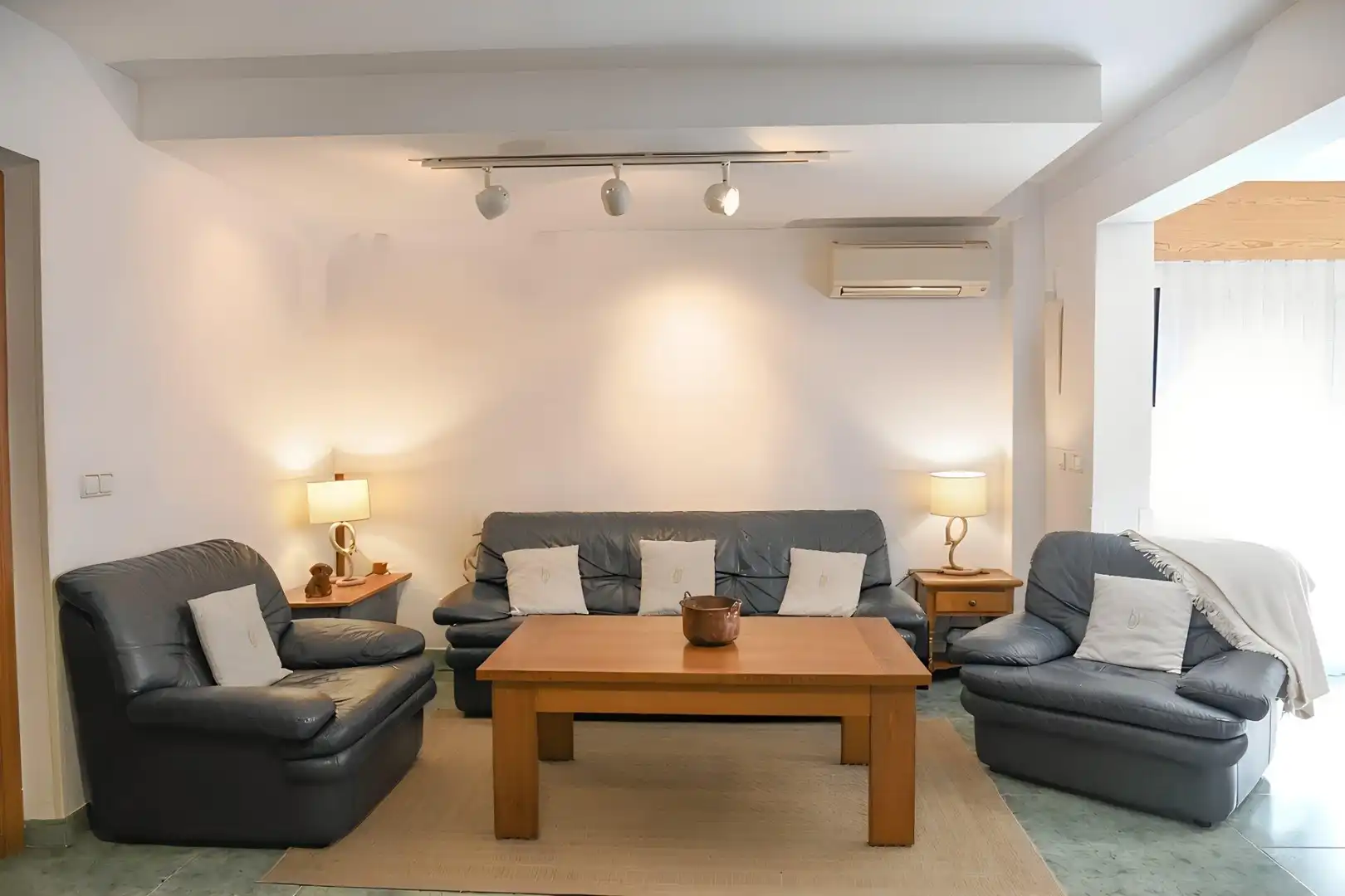 Sala d'estar de Casa adosada en venda en L'Alfàs del Pi amb Aire condicionat, Calefacció i Jardí privat
