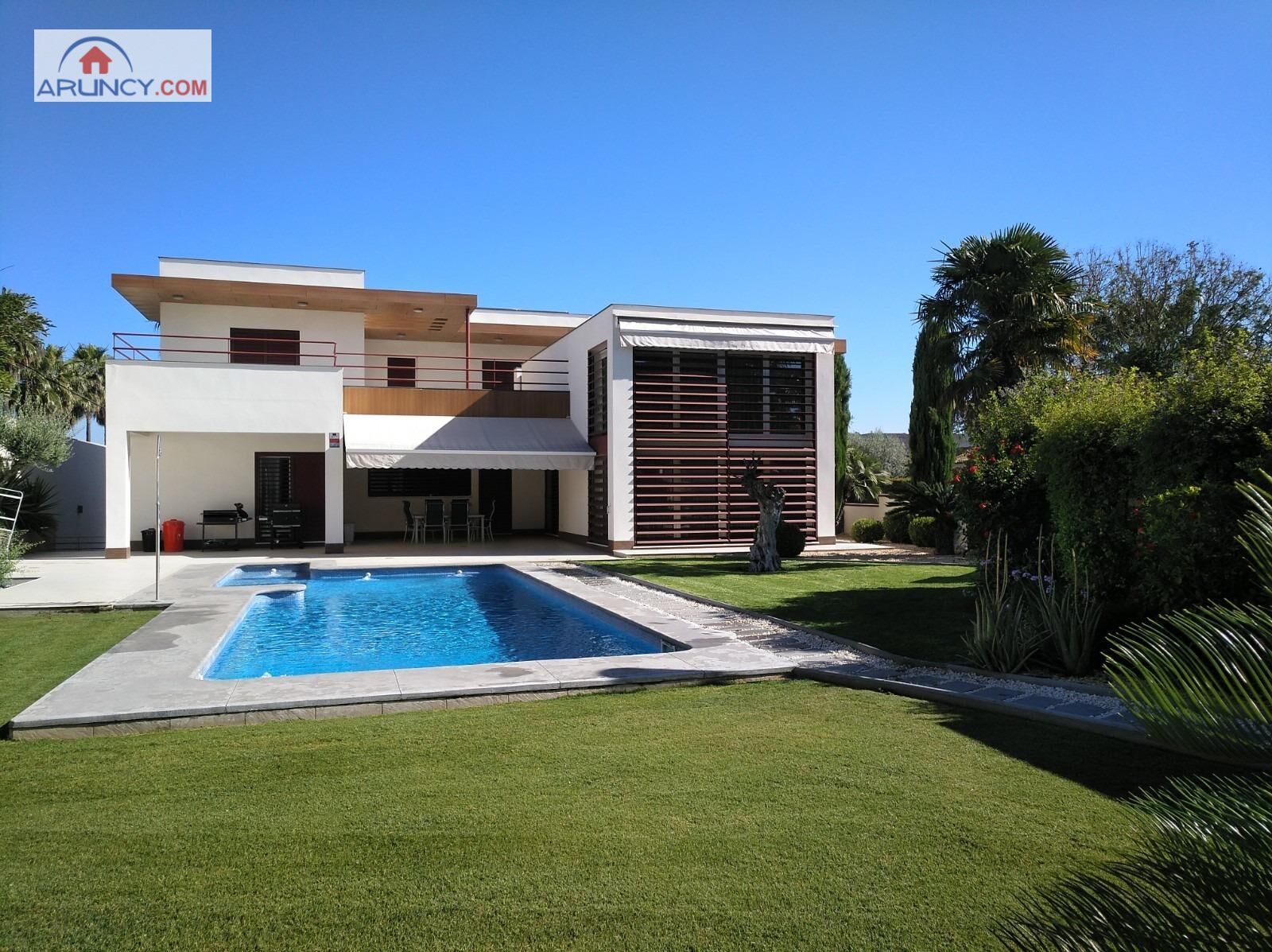 Vista exterior de Casa o xalet de lloguer en Camas amb Aire condicionat, Calefacció i Piscina
