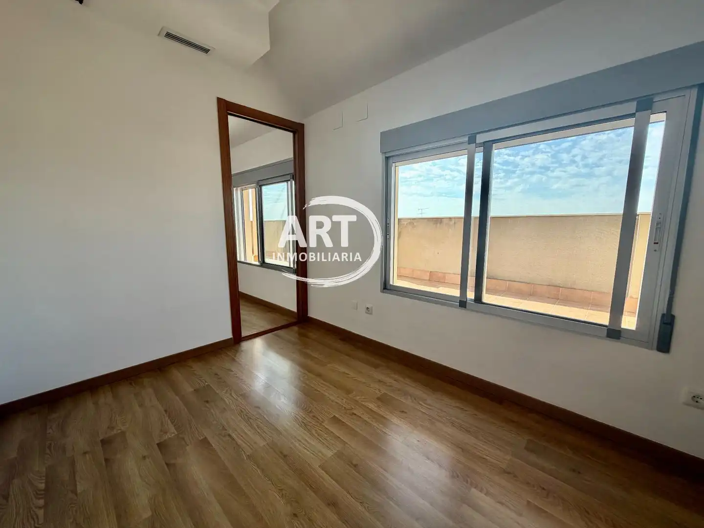 Habitación de Ático en venta en Paterna con Aire acondicionado, Calefacción y Terraza