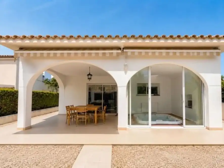 Villa con giardino in vendita a Avda. Baconé 11