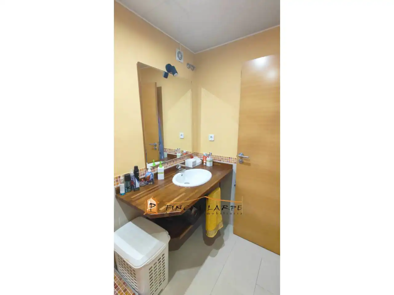 Badezimmer von Wohnung zum Verkauf in Gelida mit Klimaanlage, Heizung und Parkett