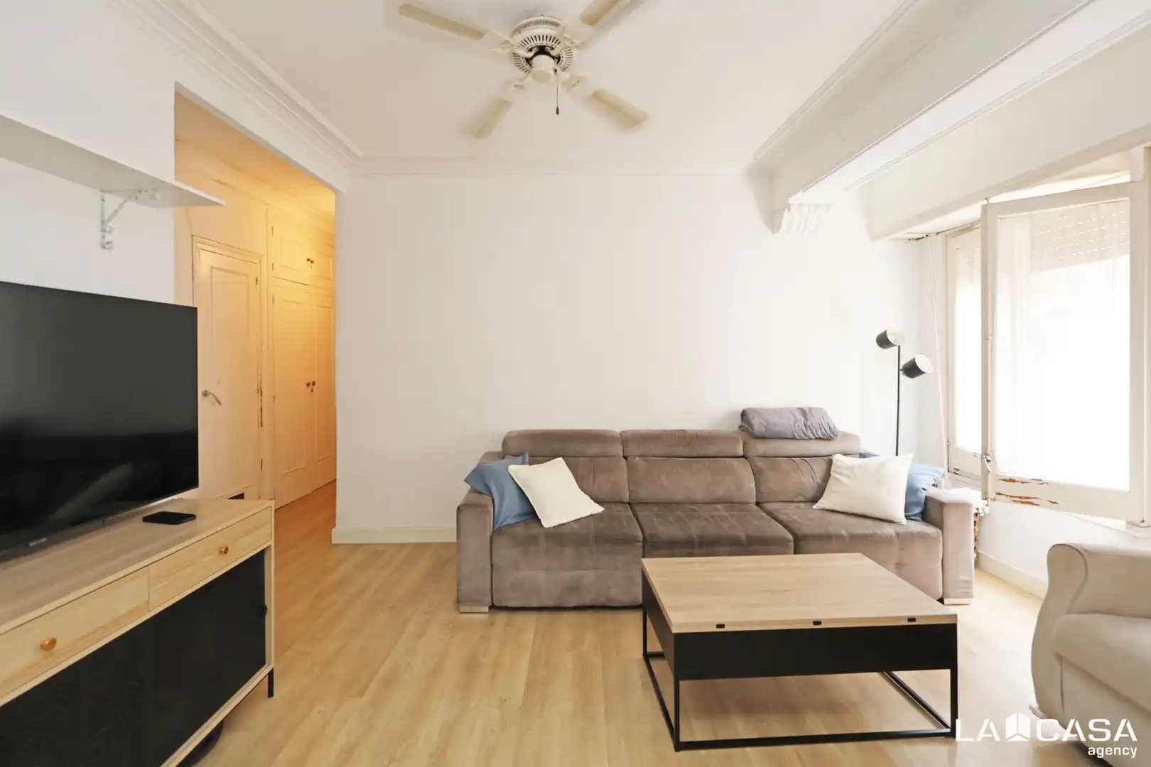 Sala de estar de Edificio en venta en L'Hospitalet de Llobregat