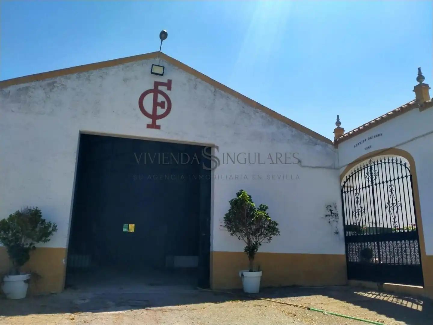 Vista exterior de Finca rústica en venda en Alcalá de Guadaira amb Jardí privat, Traster i Piscina