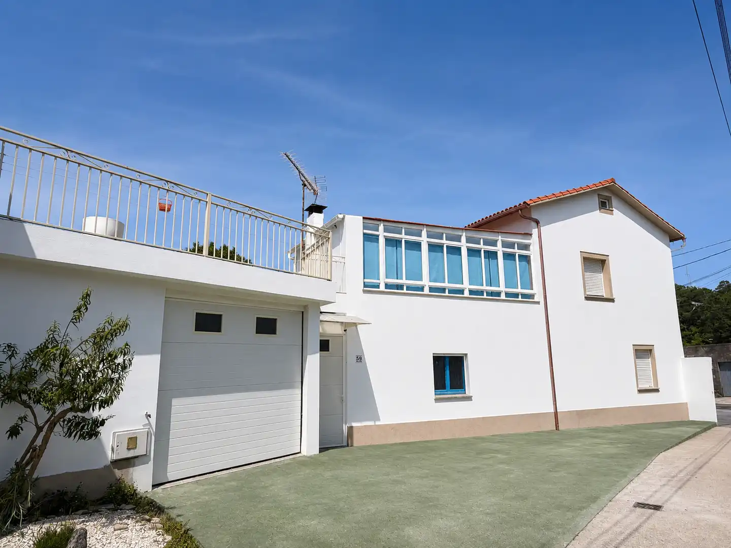 Vista exterior de Casa adosada en venda en Boiro amb Calefacció, Jardí privat i Terrassa