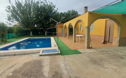 Piscina de Finca rústica en venda en Dos Hermanas amb Aire condicionat, Terrassa i Piscina