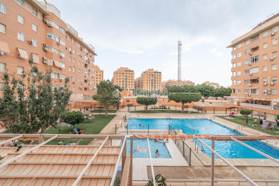 Piscina de Pis en venda en  Almería Capital amb Terrassa