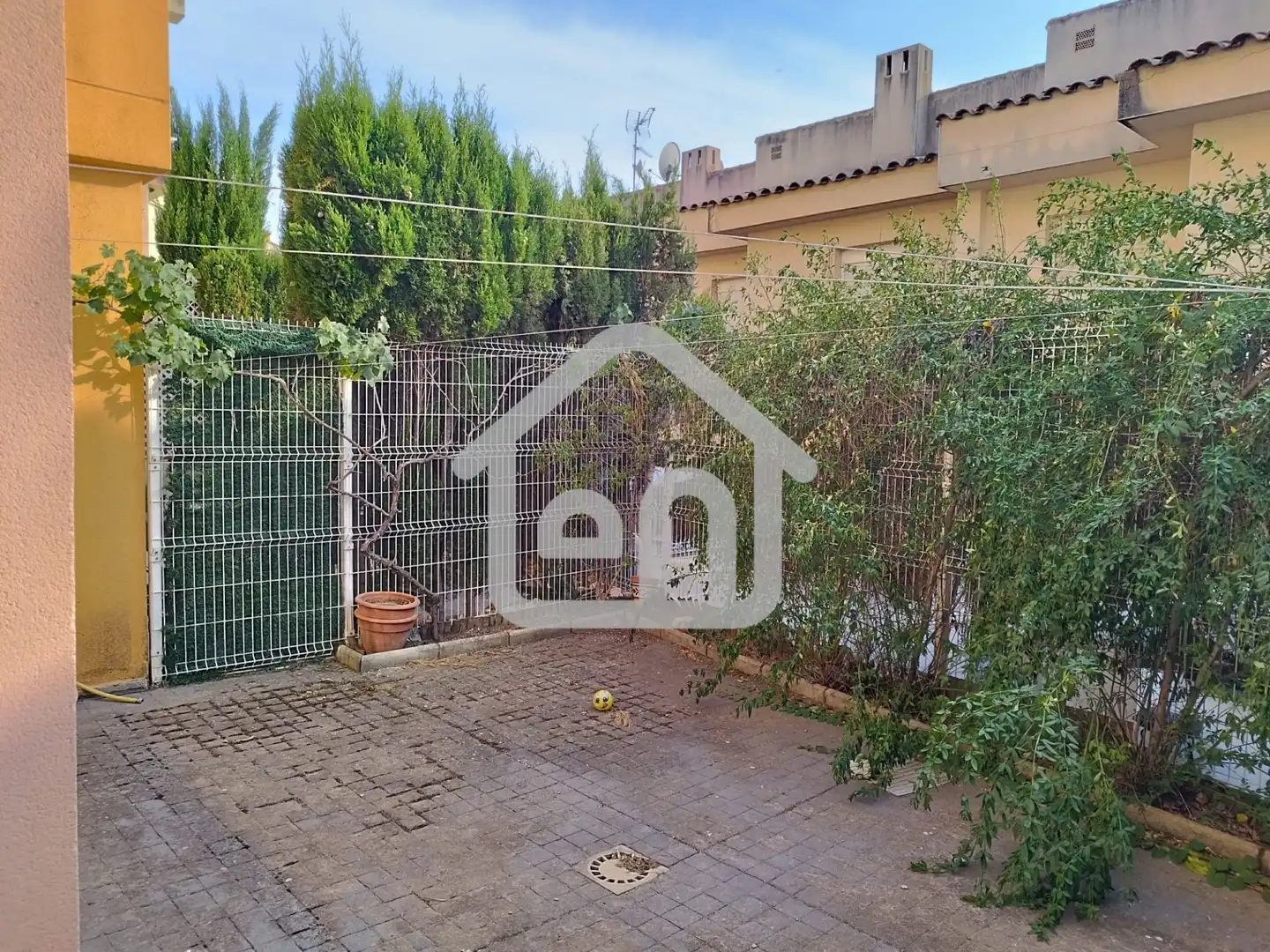 Garten von Einfamilien-Reihenhaus zum Verkauf in Requena mit Klimaanlage und Balkon
