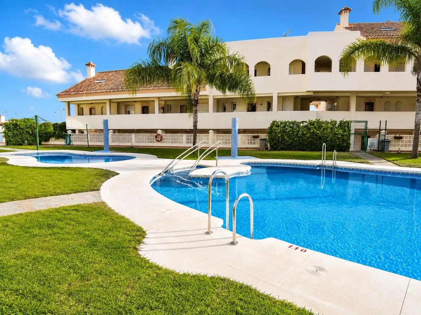 Piscina de Pis en venda en Benalmádena amb Aire condicionat, Jardí privat i Terrassa