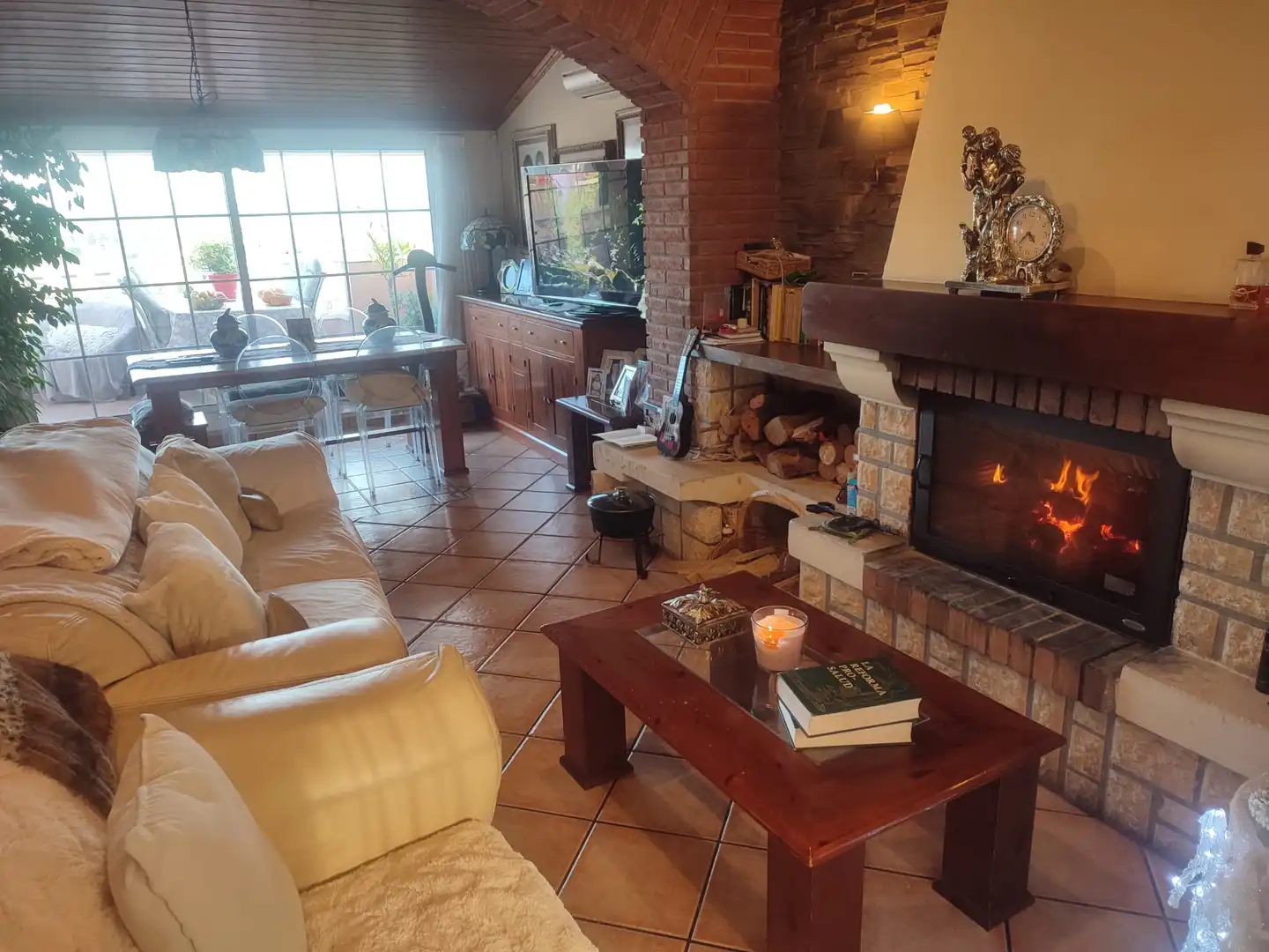 Sala de estar de Casa adosada en venta en Vilanova i la Geltrú con Aire acondicionado, Terraza y Piscina
