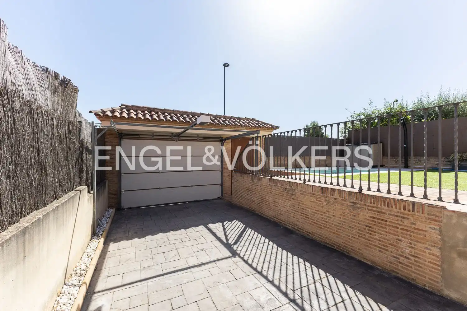 Vista exterior de Casa o xalet de lloguer en Torrent amb Aire condicionat, Calefacció i Jardí privat