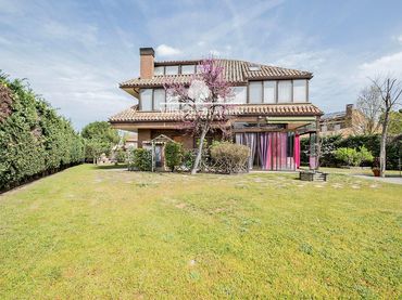Chalet con balcón en venta en Monte Rozas