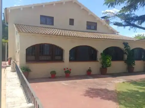 Villa con piscina in vendita a Carrer verduna 33