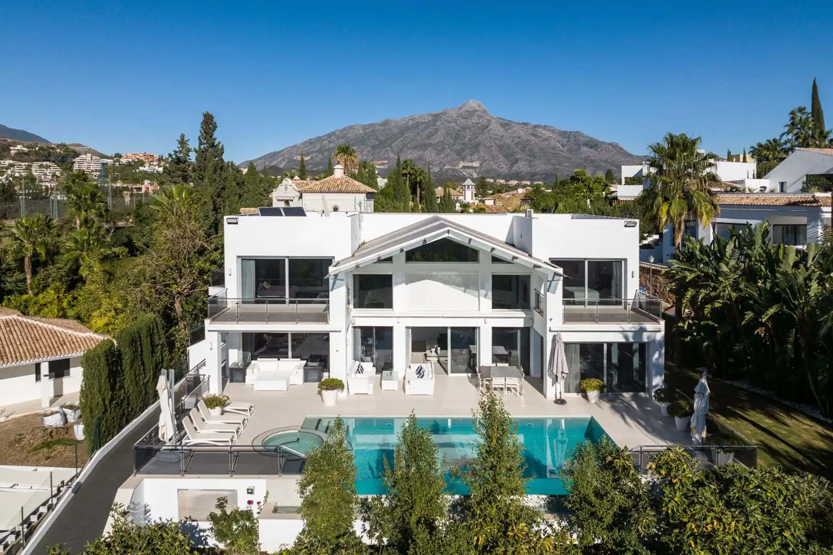 Chalet con terraza en venta en Nueva Andalucía