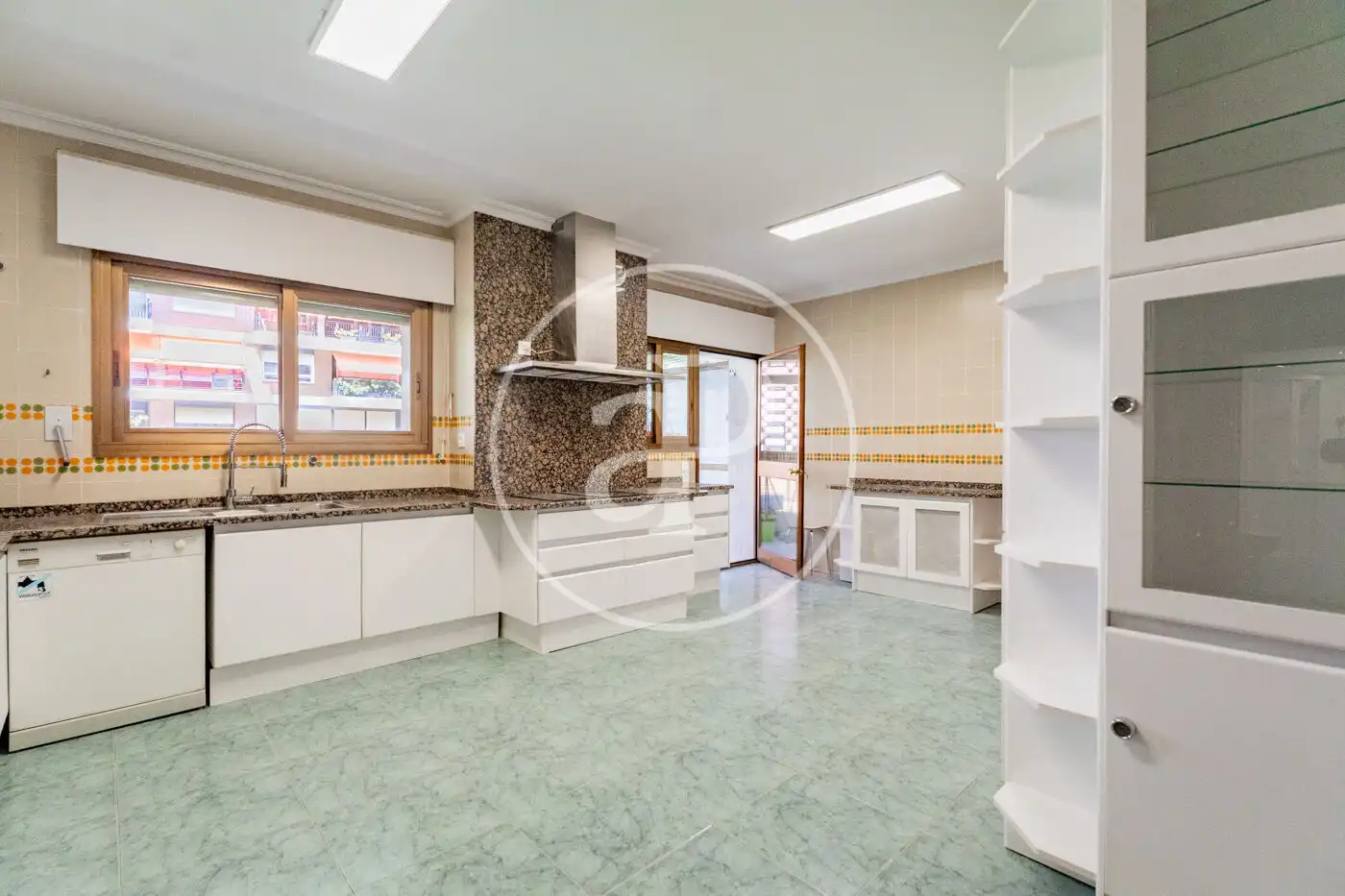 Cocina de Piso de alquiler en Madrid con Aire acondicionado, Calefacción y Jardín privado