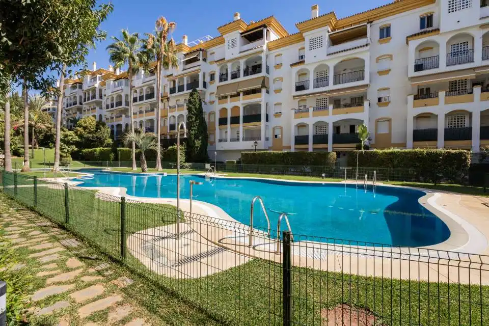 Außenansicht von Wohnung zum Verkauf in Marbella mit Klimaanlage, Heizung und Privatgarten